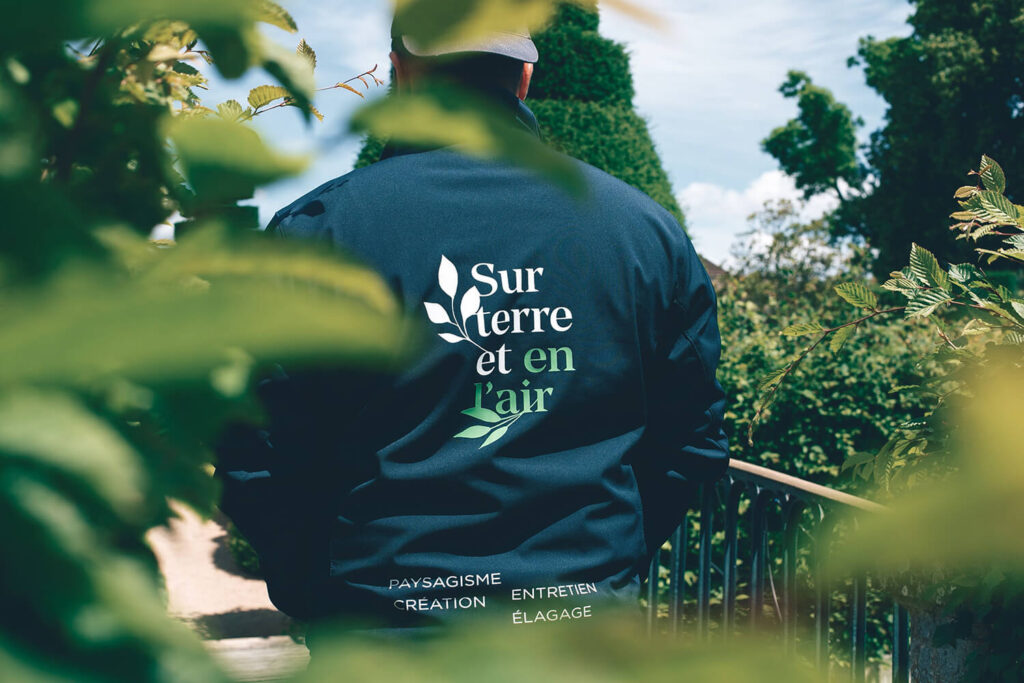 Jardinier paysagiste Sur terre et en l'air au travail dans un jardin à Lyon