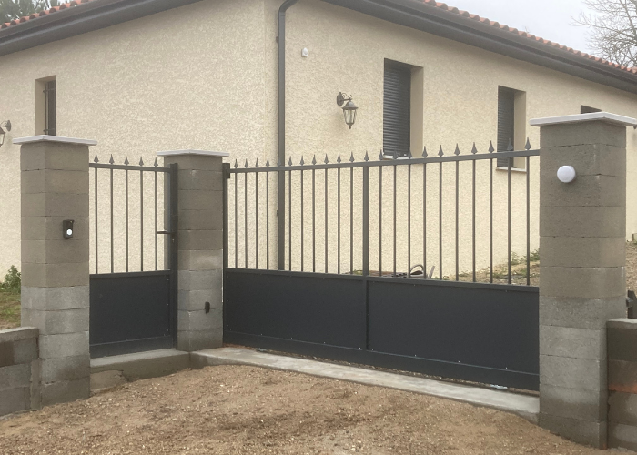 Portail coulissant et portillon en aluminium noir à barreaux